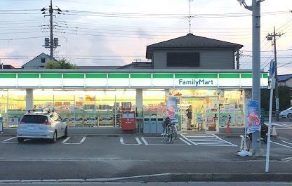 近くのファミリーマートまで450m(徒歩6分)