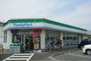 近くのファミリーマートまで600m（徒歩8分）
