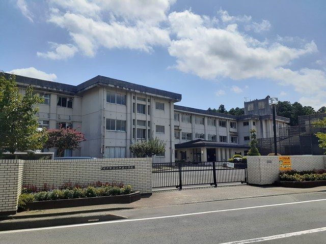 近くの上中妻小学校まで100m（徒歩2分）
