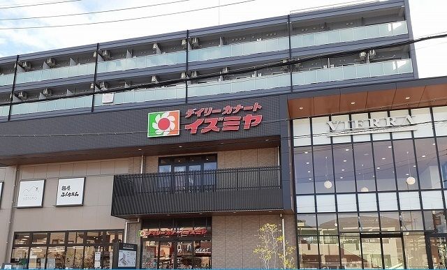 近くのイズミヤ茨木店様まで750m（徒歩10分）