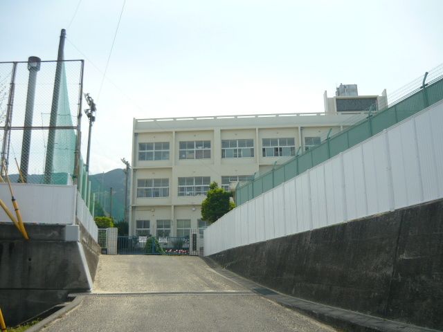 近くの中曽根小学校まで230m（徒歩3分）
