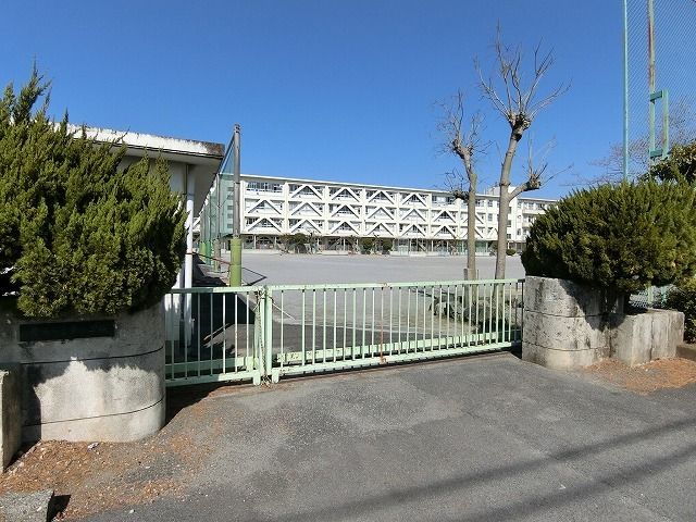 近くの小学校まで1,300m（徒歩17分）