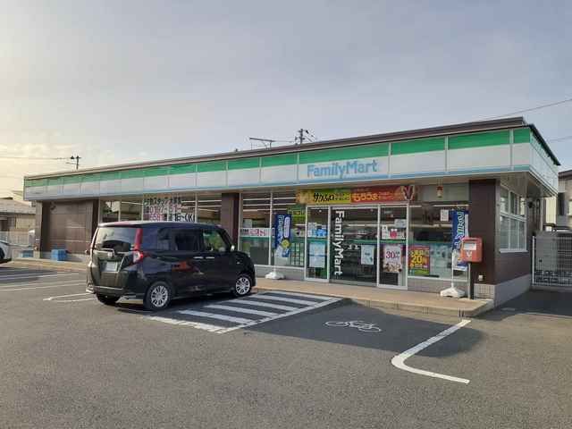 近くのファミリーマート　東中通り店まで600m（徒歩8分）