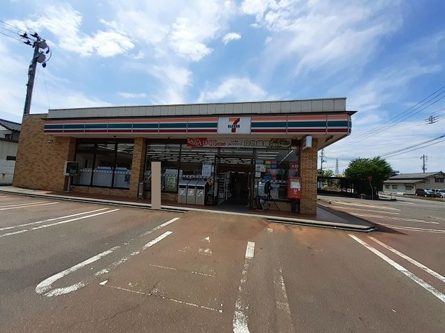 近くのセブンイレブン新発田御幸町店まで600m（徒歩8分）