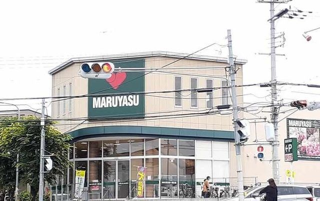 近くのマルヤス阿武野店まで700m（徒歩9分）