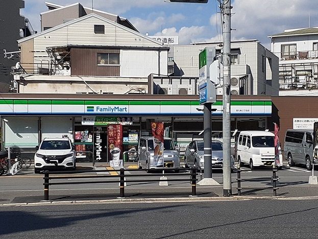 近くのファミリーマート西九条3丁目店まで437m（徒歩6分）