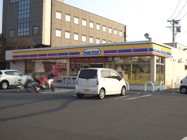 近くのミニストップまで140m（徒歩2分）