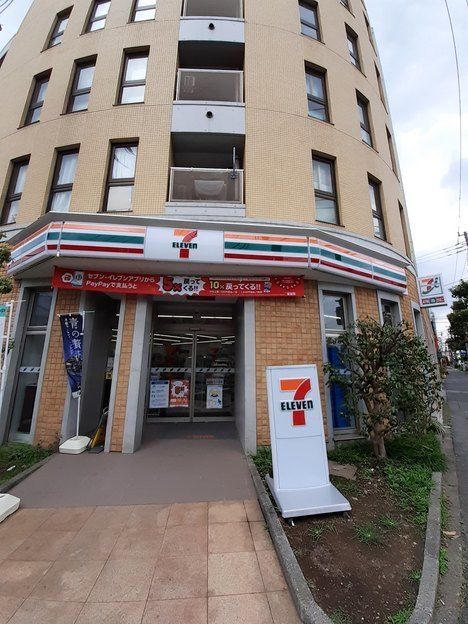 近くのセブンイレブン 新代田駅前店まで300m（徒歩4分）