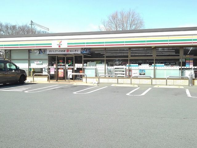 近くのセブンイレブン御代田草越店まで500m（徒歩7分）