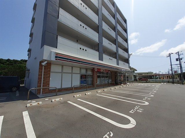 近くのセブンイレブンうるま西原店まで4m（徒歩1分）