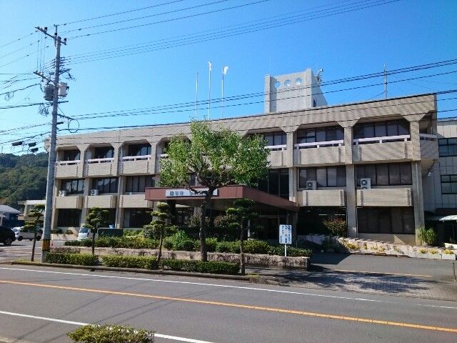 近くの諫早市多良見支所まで570m（徒歩8分）