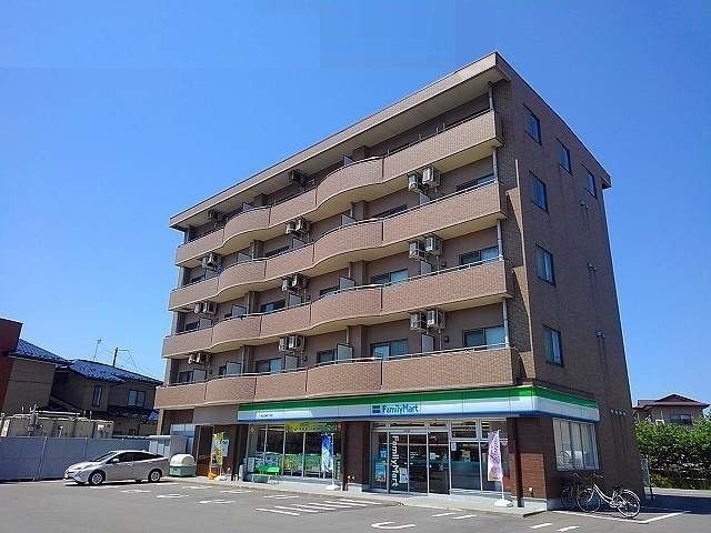 近くのファミリーマート茨島四丁目店まで450m(徒歩6分)