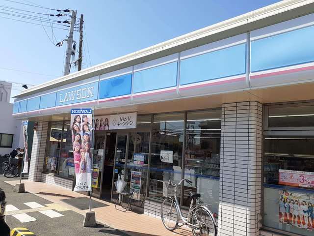 近くのコンビニまで423m（徒歩6分）