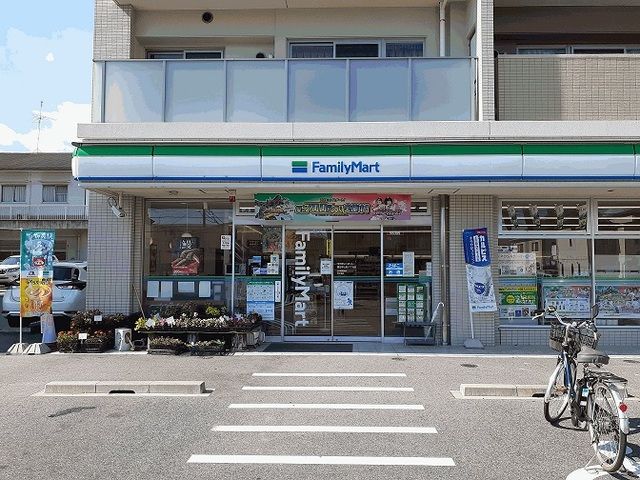 近くのファミリーマートまで850m（徒歩11分）