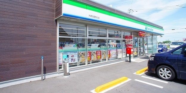 近くのファミリーマートまで450m（徒歩6分）