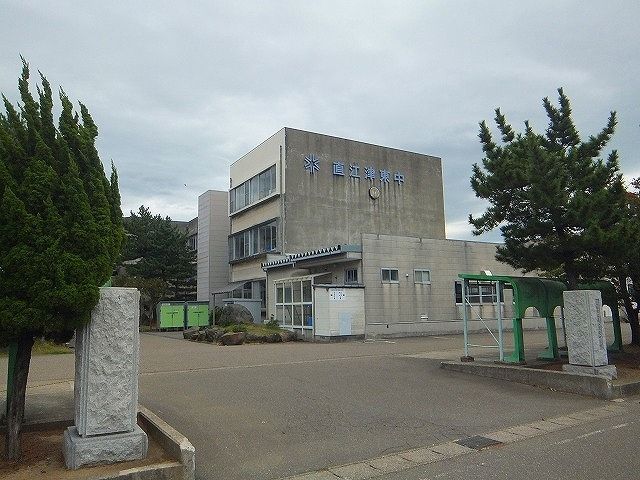 近くの直江津東中学校まで750m(徒歩10分)