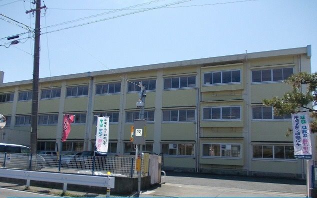 近くの鈴鹿市立白子小学校まで700m（徒歩9分）