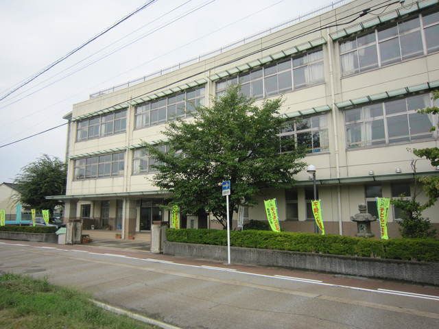 近くの高岡西部小学校まで1,000m（徒歩13分）