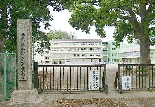近くの市立　南毛利小学校まで1,700m（徒歩22分）