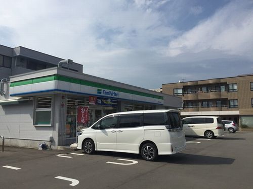 近くのファミリーマート二の宮4丁目店まで400m(徒歩5分)