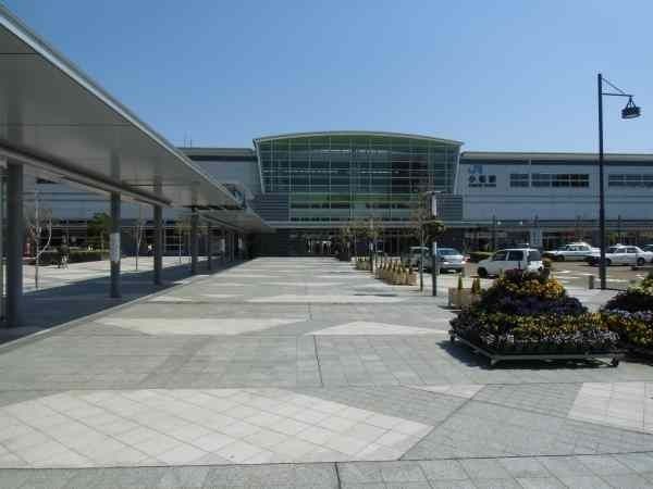 近くの小松駅まで2,800m(徒歩35分)