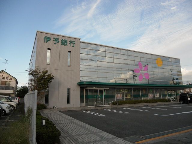 近くの伊予銀行壬生川支店まで750m(徒歩10分)