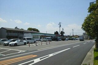 近くのファミリーマート亀山羽若店まで2,100m（徒歩27分）