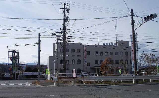 近くの亀山警察署まで3,100m（徒歩39分）