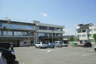 近くの亀山市役所まで3,300m（徒歩42分）