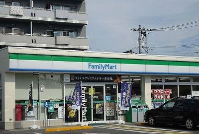 近くのファミリーマート旗ヶ崎店まで650m（徒歩9分）