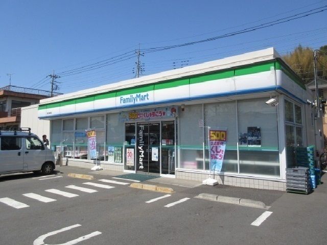 近くのファミリーマートまで450m（徒歩6分）