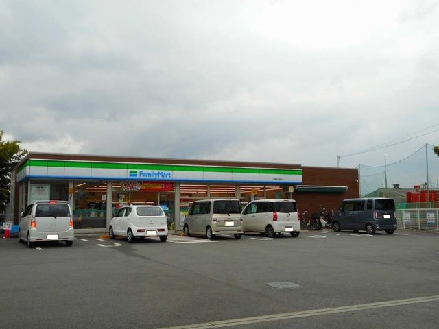 近くのファミリーマートまで900m（徒歩12分）