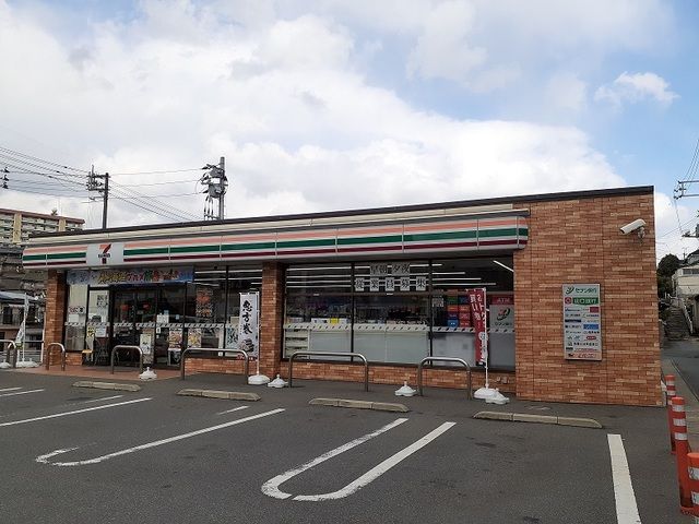 近くのセブンイレブンまで400m（徒歩5分）