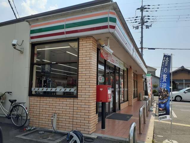 近くのコンビニまで421m（徒歩6分）