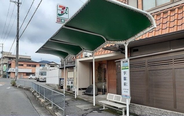 近くの高槻市営バス　学園前バス亭まで85m（徒歩2分）