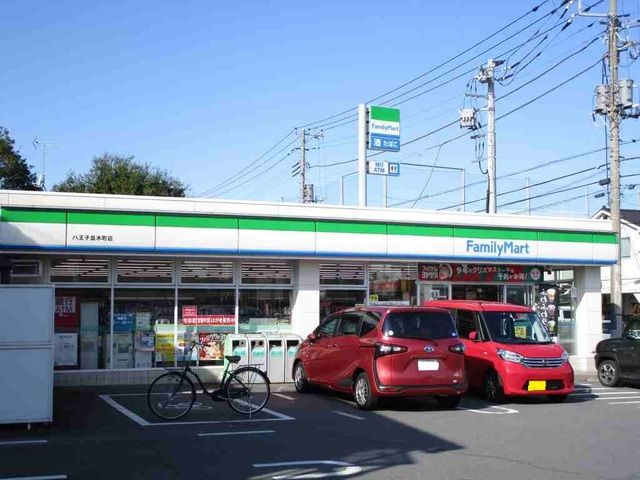 近くのファミリーマートまで550m(徒歩7分)