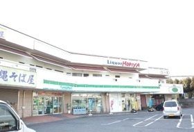 近くのファミリーマートまで500m(徒歩7分)