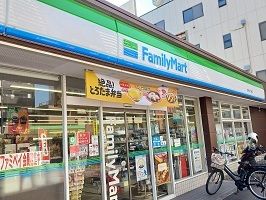 近くのファミリーマートまで300m（徒歩4分）