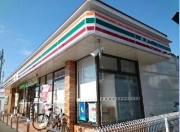 近くのコンビニまで550m（徒歩7分）