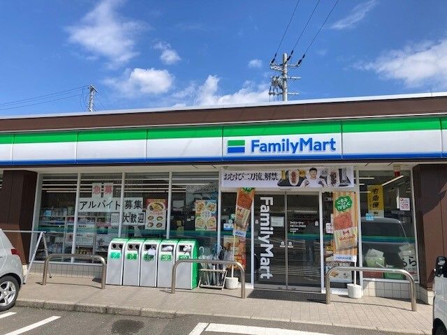 近くのファミリーマートうみんぴあ前店まで1,100m（徒歩14分）