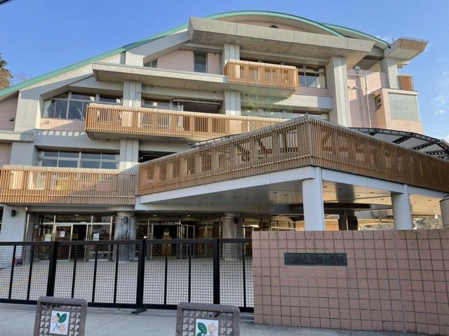 近くの真鍋小学校まで1,700m（徒歩22分）