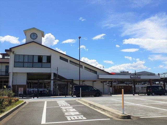 近くの高坂駅東口まで460m（徒歩6分）