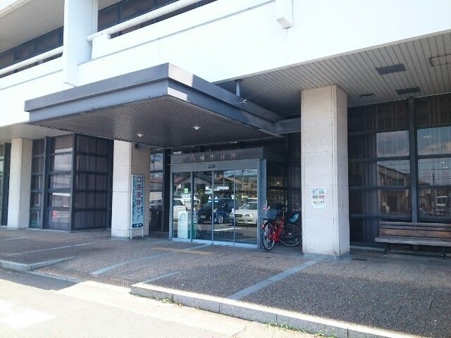 近くの八幡市役所様まで550m（徒歩7分）