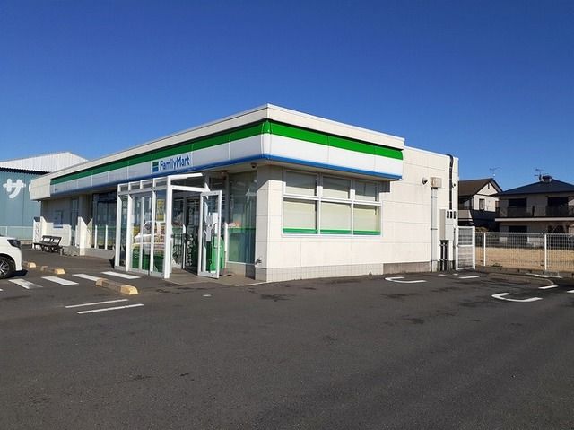 近くのファミリーマートまで450m（徒歩6分）