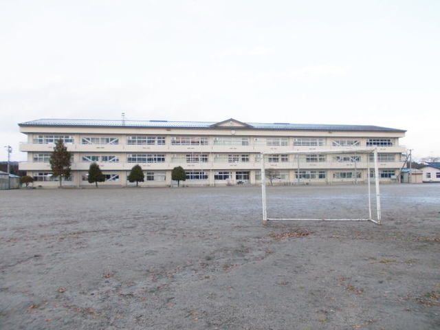 近くの一関市立萩荘中学校まで1,100m(徒歩14分)