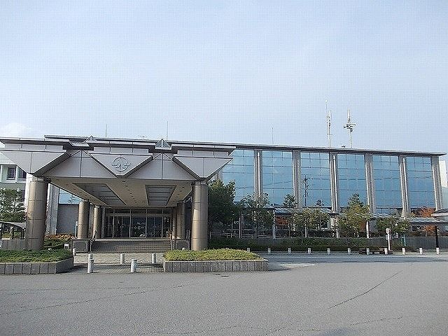 近くの役所まで240m（徒歩3分）