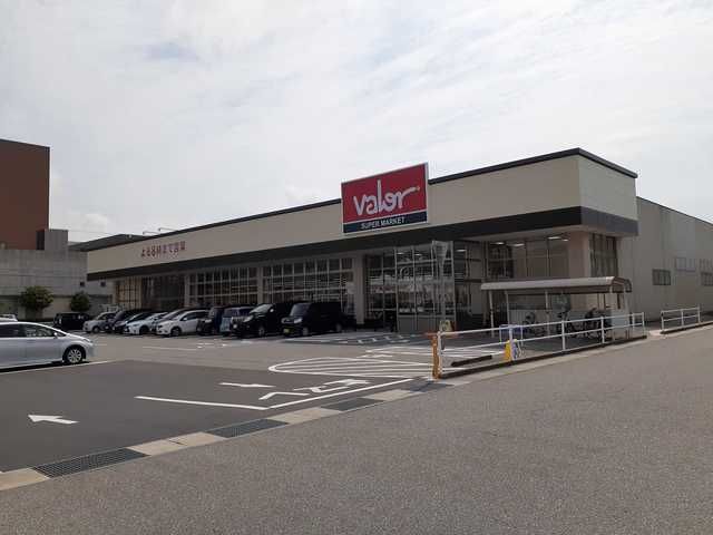 近くのバロー津幡店まで450m(徒歩6分)