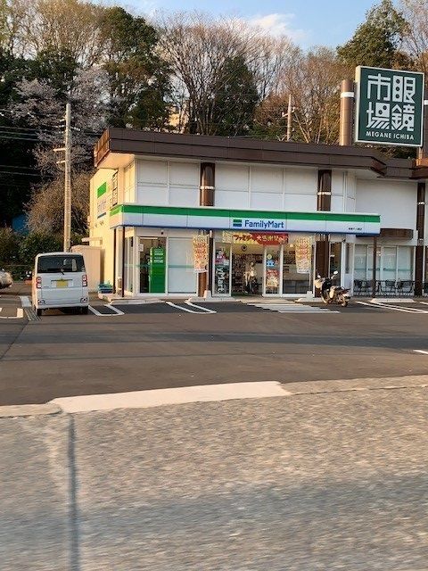 近くのファミリーマート青梅千ヶ瀬店まで400m（徒歩5分）