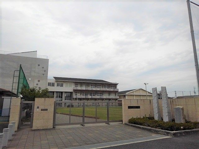 近くの坂出市立坂出小学校まで500m（徒歩7分）
