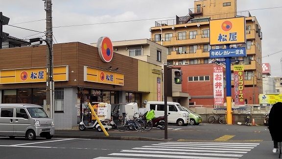 近くの飲食店まで600m（徒歩8分）